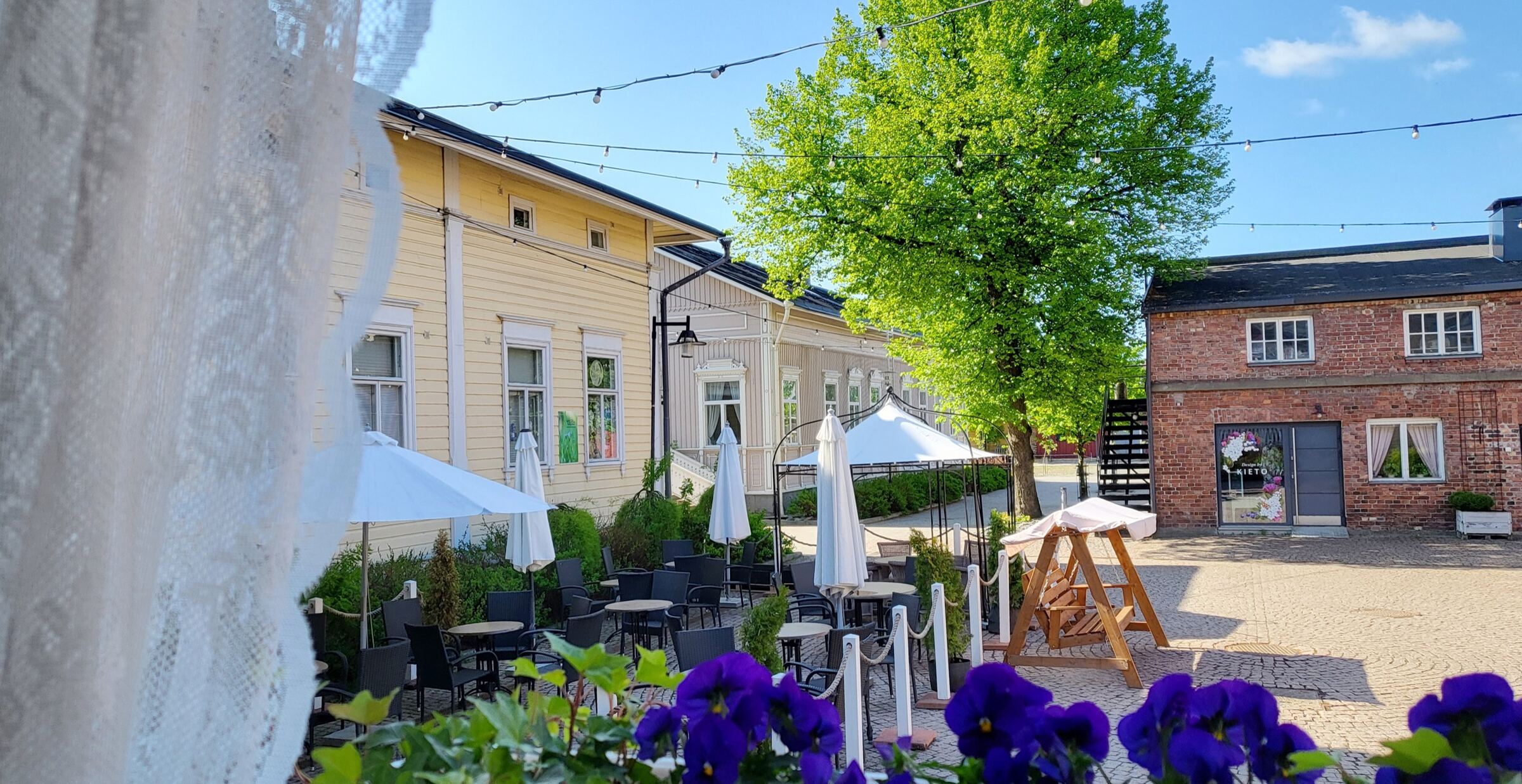 Annan kahvilan terassi Joensuun Taitokorttelissa kesällä
